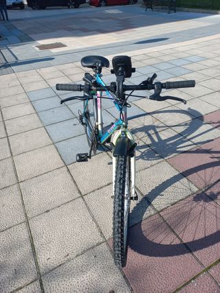 Bicicleta de montaña azul