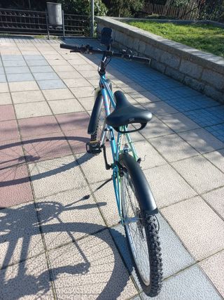 Bicicleta de montaña azul