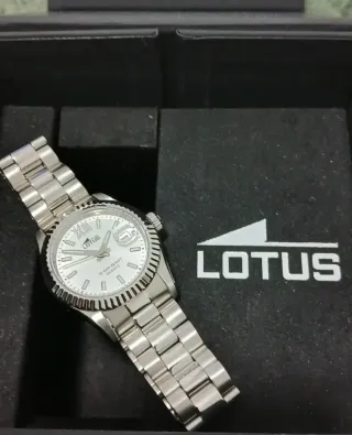 Reloj Lotus Plata y Blanco unisex.