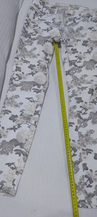 Pantalón loneta estampado floral