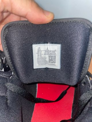 Zapatillas Jordan Negras y Rojas