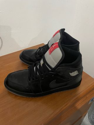 Zapatillas Jordan Negras y Rojas
