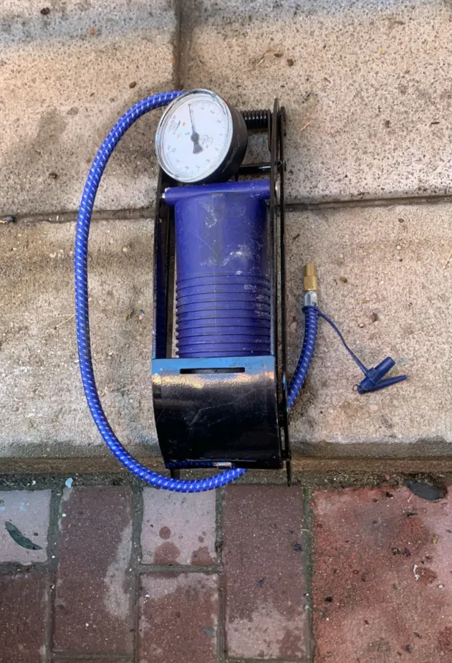 Bomba de pie inflable azul