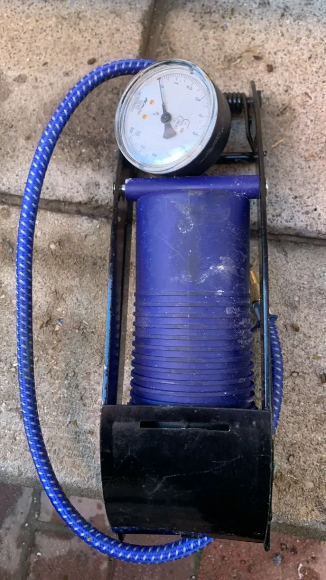 Bomba de pie inflable azul