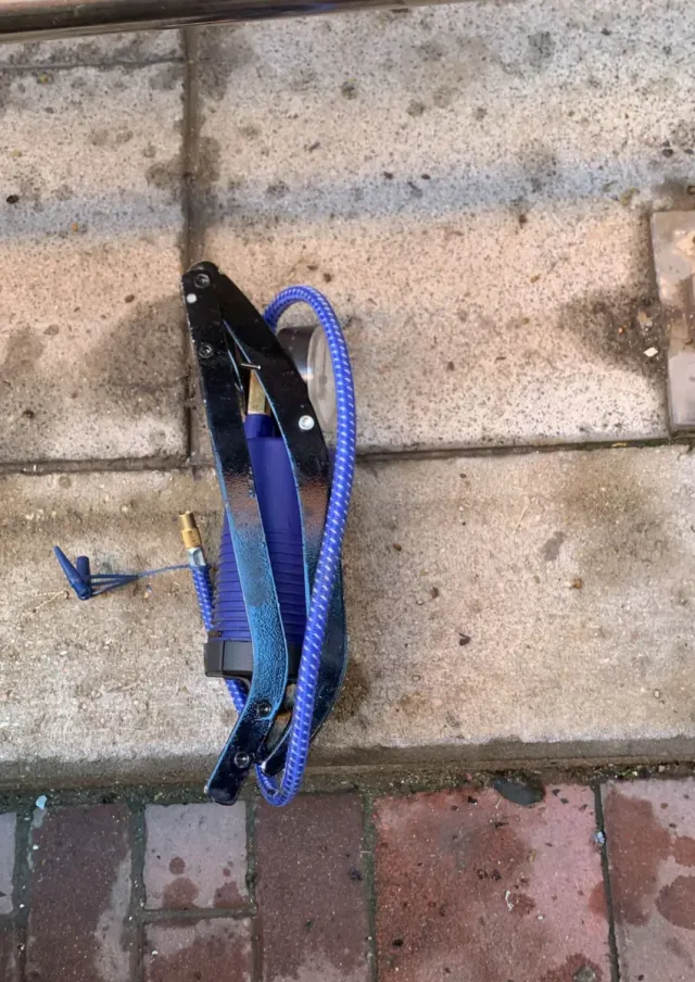 Bomba de pie inflable azul