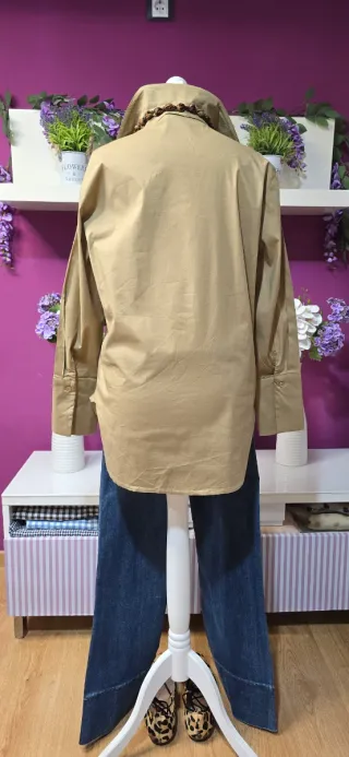 Camisa JOT beige botones ocultos