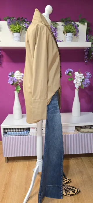 Camisa JOT beige botones ocultos