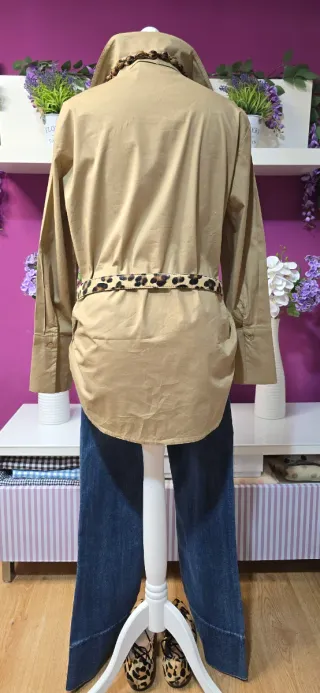 Camisa JOT beige botones ocultos