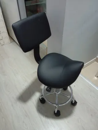 Silla ergonómica negra con respaldo