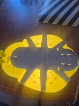 Lámpara infantil Ikea verde.