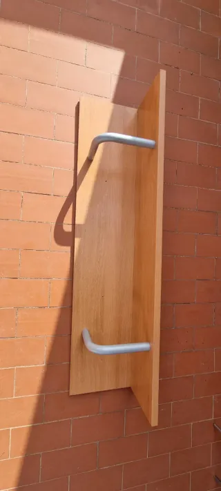 Estantería madera maciza con soportes metálicos