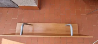 Estantería madera maciza con soportes metálicos