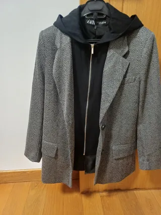 Americana Zara con capucha.