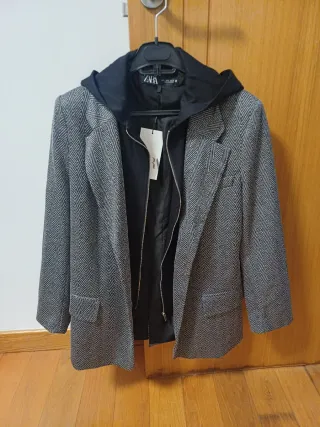 Americana Zara con capucha.