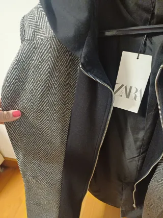 Americana Zara con capucha.