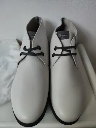 Scarpe Ferragamo in pelle bianche.