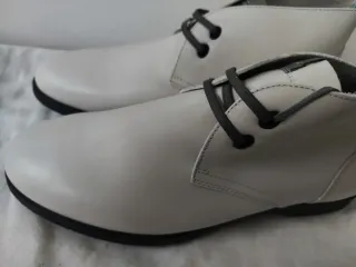 Scarpe Ferragamo in pelle bianche.