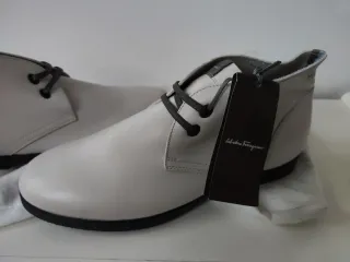 Scarpe Ferragamo in pelle bianche.