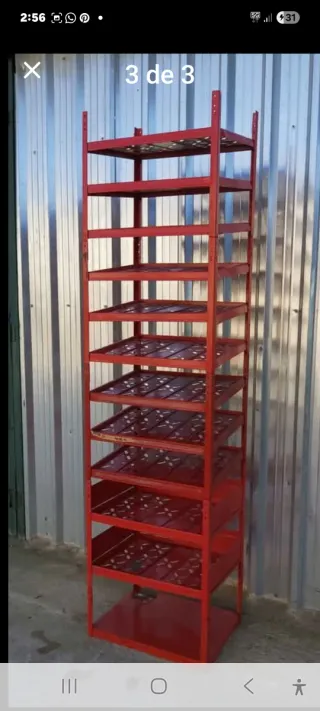 Estantería metálica Würth roja.