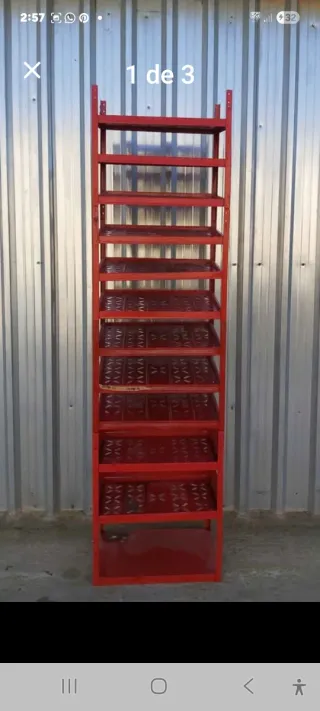 Estantería metálica Würth roja.