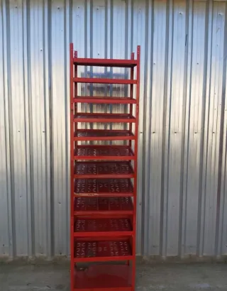 Estantería metálica Würth roja.