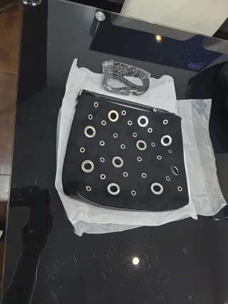 Bolso de mano negro con ojales