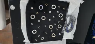 Bolso de mano negro con ojales