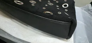 Bolso de mano negro con ojales