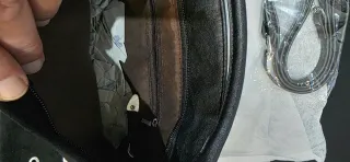 Bolso de mano negro con ojales