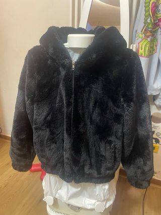 Pellicciotto nero con cappuccio taglia M