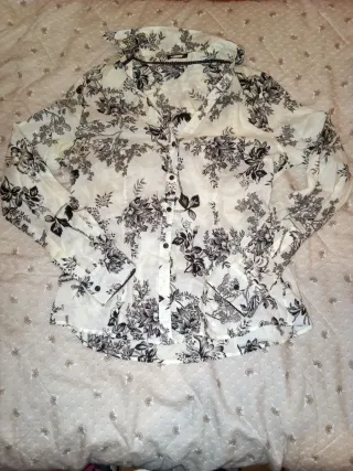 Camisa Blanca estampada con flores negras