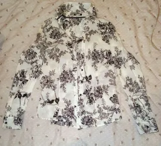 Camisa Blanca estampada con flores negras