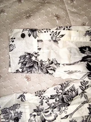 Camisa Blanca estampada con flores negras