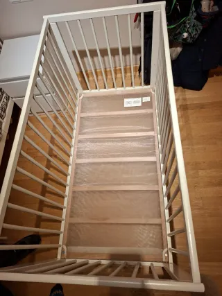 Cuna de bebé blanca