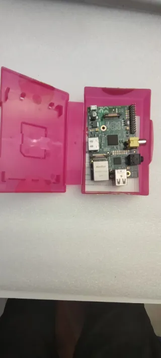 Raspberry Pi con carcasa rosa