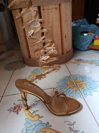 Tacchi con farfalle e strass