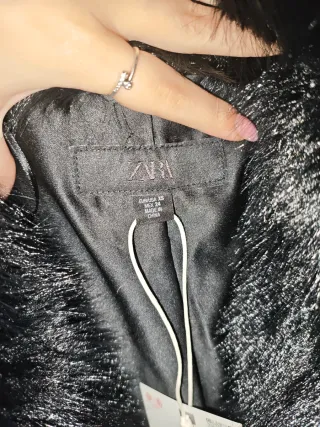 Abrigo pelo negro talla XS. Zara