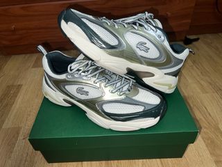 Zapatillas Lacoste plateadas y blancas