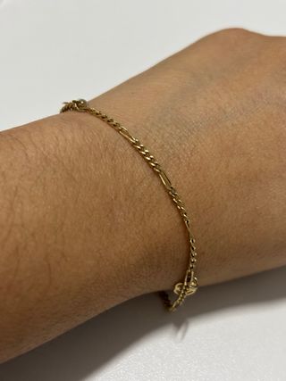 2 Pulseras chapadas en oro 18k con dijes