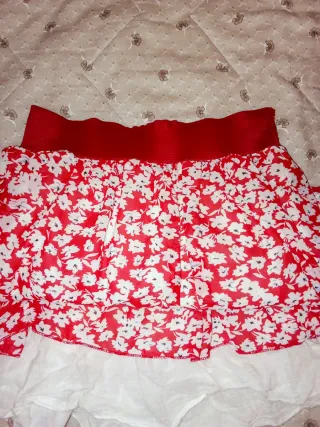 Falda roja con flores blancas