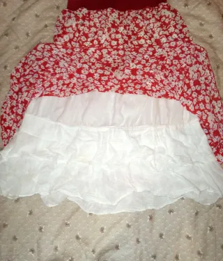 Falda roja con flores blancas