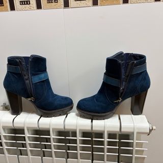 Botín azul piel y cuero con hebillas