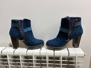 Botín azul piel y cuero con hebillas