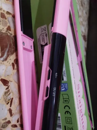 Plancha Pelo Emily in Paris Rosa y Negra