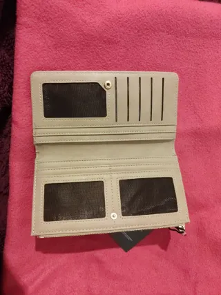 Monedero con tarjetero independiente