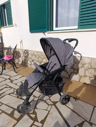 Carrinho de bebé cinzento