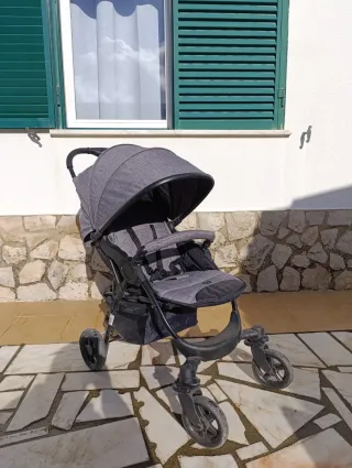 Carrinho de bebé cinzento