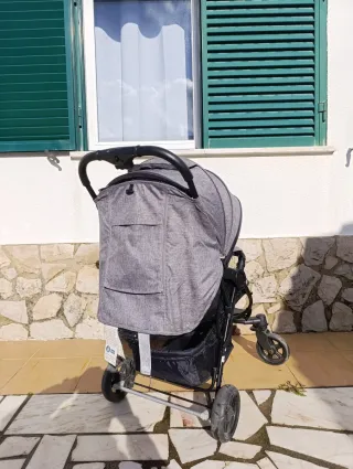 Carrinho de bebé cinzento