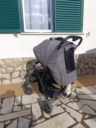 Carrinho de bebé cinzento