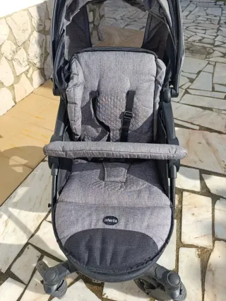 Carrinho de bebé cinzento